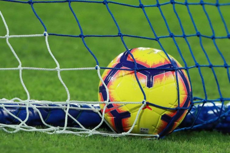 Calcio e canti omofobi