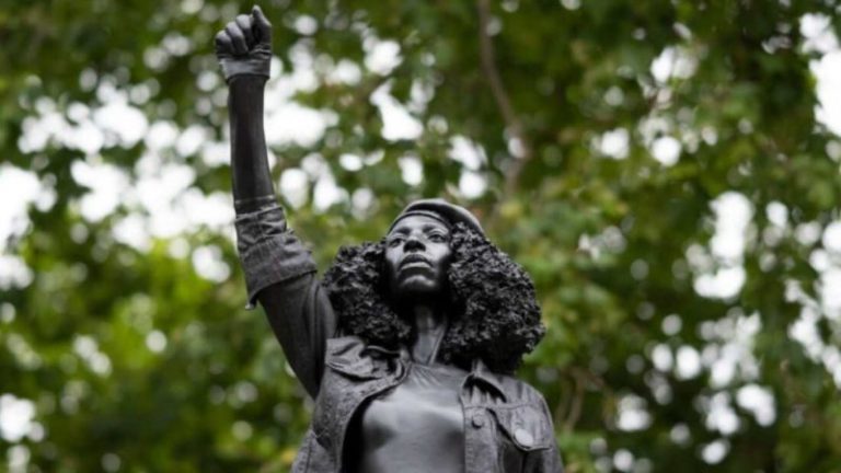 Statua Black Lives Matter