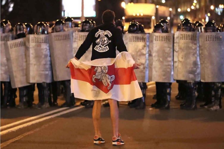 Manifestante davanti alla polizia Bielorussia nel caos