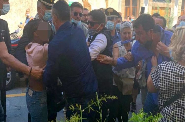 Salvini, aggredito, donna