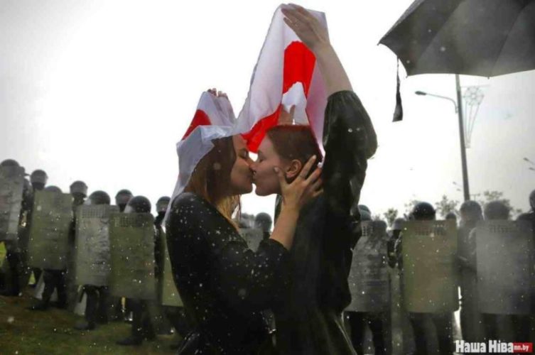 Bielorussia foto del bacio tra due ragazze
