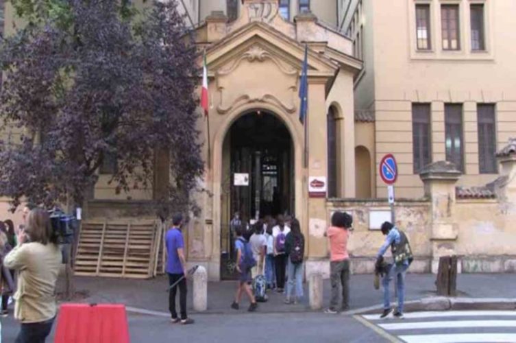 Conte, proteste nella scuola del figlio