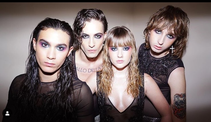 Måneskin Sanremo 2021 corruzione costumi ricambio generazionale