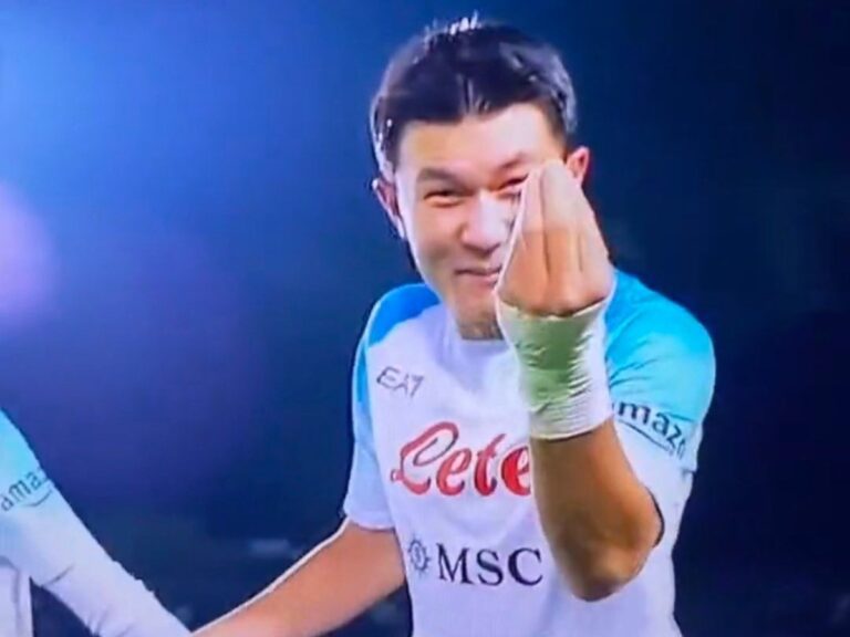 Il gesto di Kim, i cori razzisti e un Napoli sempre più forte