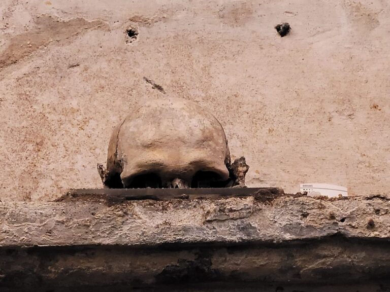 "Voci dall'Aldilà", viaggio nella Chiesa Museo di Santa Luciella con il suo Teschio con le orecchie