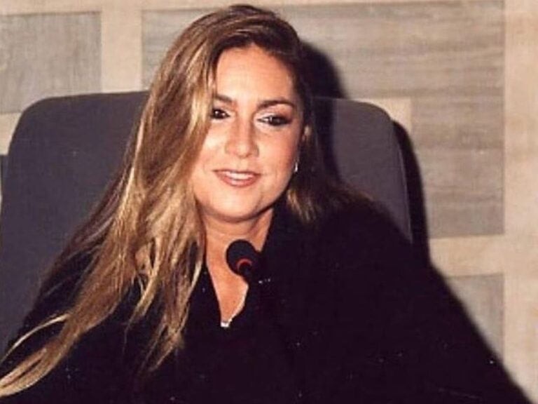 Romina Power dolce come non mai mentre stringe un amico speciale