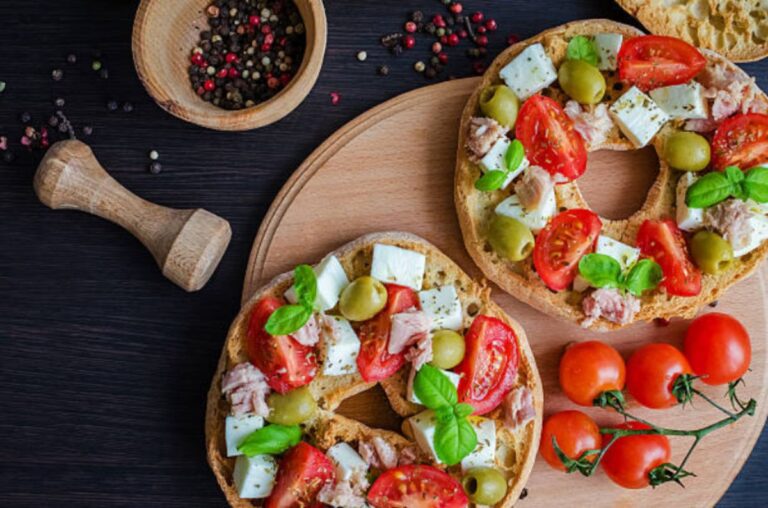 Freselle nell'acqua di mare, la nuova moda su TikTok. Trend innocente o gesto sconsiderato?